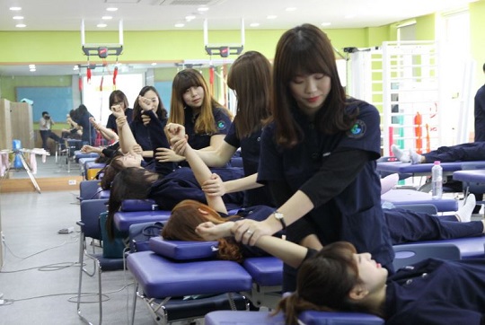 "물리치료과 학생들의 전공실습 장면. <사진=호산대> "