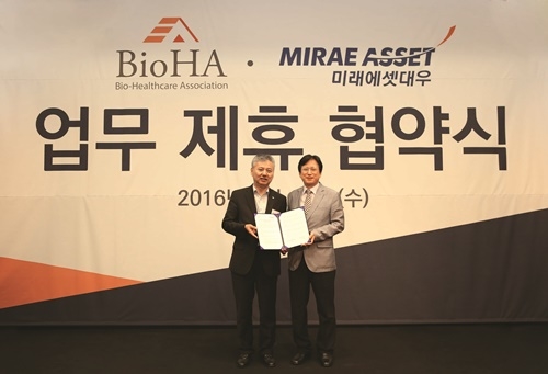 홍성국 미래에셋대우 사장(왼쪽)과 맹필재 바이오헬스케어협회 회장이 지난 17일 대전 ICC호텔에서 업무제휴 이후 기념촬영을 하고 있다. <사진=미래에셋대우 제공>