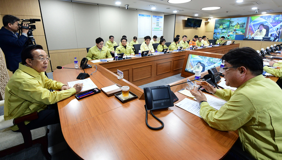 김관용 경상북도지사가 긴급 심야 대책회의를 열고 구제역 방역 상황을 점검하고 있다. 경상북도 제공.