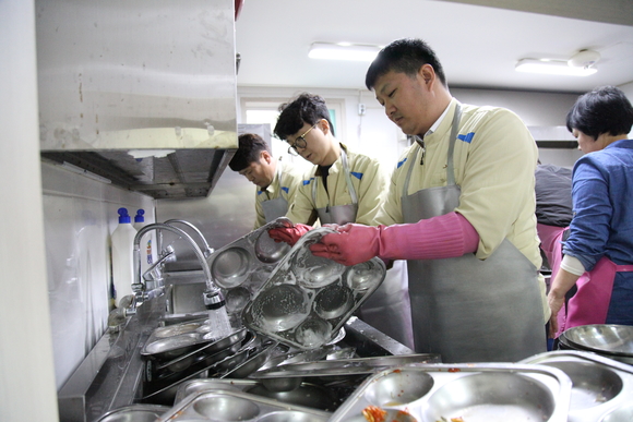 한국국토정보공사 대구경북지역본부 직원들이 신당종합사회복지관에서 설거지를 하고 있다. 한국국토정보공사 대경본부 제공.
