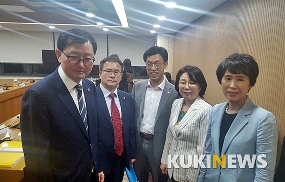 추무진 의사협회장과 김숙희 서울시의사회장 등이 지난 5월31일 오후 수가협상장을 찾았다