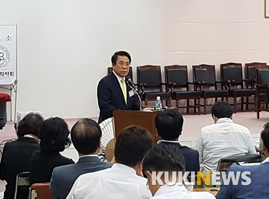 조찬휘 대한약사회장이 대의원총회에서 의결된 '사퇴권고안'을 거부했다.