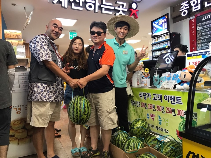 진주휴게소 이벤트를 통해 수박을 선물 받은 고객이 기념사진을 찍고 있다. 진주휴게소 제공