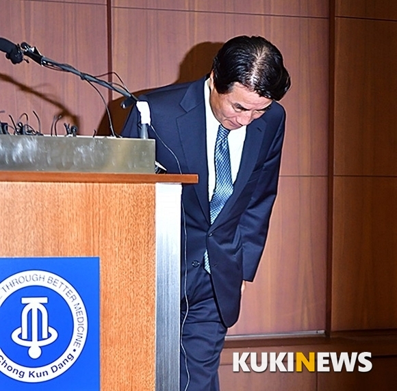 종근당 이장한 회장이 지난 7월 14일 운전기사 폭언에 대해 사과하고 있다. 사진=박태현 기자