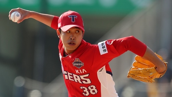 KIA 선발투수 임기영이 한국시리즈 3차전에 등판해 역투하고 있다. 사진=KIA