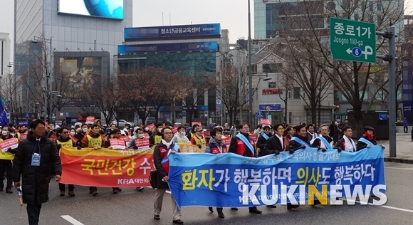 <지난 10일 전국의사 총궐기대회 당시 의협 추무진 회장과 비대위 이필수 위원장은 나란히 문재인케어 반대행진에 나섰다>
