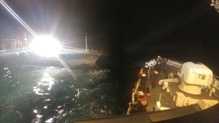 지난 23일 군산 인근 해역에서 해경이 어선을 구조하는 장면. 군산해양경찰 제공