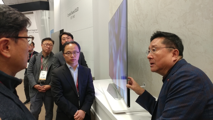 한상범 LG디스플레이 부회장이 국제 가전 전시회 'CES 2018' 부스를 점검하는 모습. LG디스플레이 제공