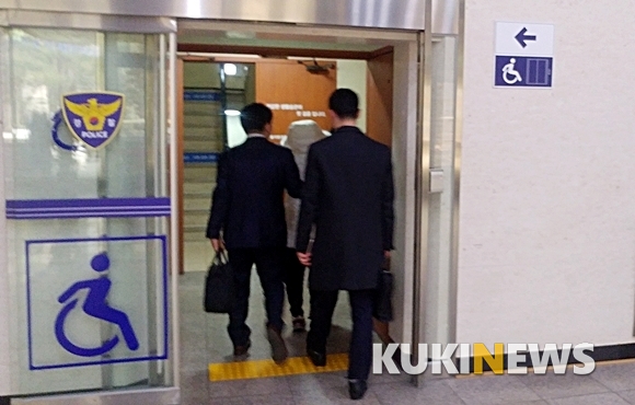 <이대목동병원 신생아 연쇄사망사건의 피의자로 경찰에 출석하는 전공의 3년차 강 모씨(가운데)와 이성희 변호사(왼쪽). 사진=오준엽 기자>