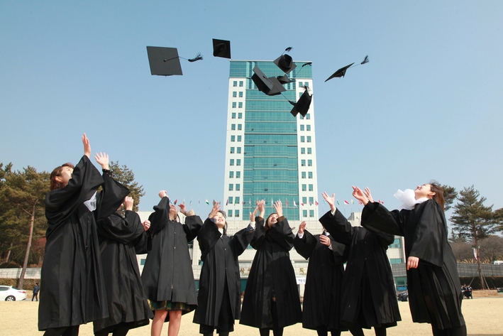 23일 대구대 성산홀에서 열린 2017학년도 전기 학위수여식에서 졸업생들이 학사모를 하늘 위로 던지며 기쁨을 만끽하고 있다. 대구대 제공.