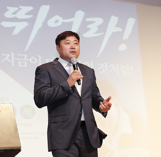 ‘양신’ 양준혁 스포츠 해설위원이 3일 영남대 정규 교과목 ‘스무 살의 인문학’ 수업에서 특강을 하고 있다. 영남대 제공.