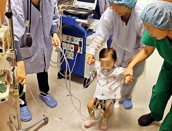 <사진은 연세대 신촌세브란스병원에서 양심실 보조장치 이식술을 성공적으로 받은 희귀심장질환 소아의 모습. 병원은