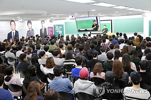<2015년 서울 강남지역에서 열린 약학대학입문자격시험(PEET) 전략 설명회 모습. 사진=연합뉴스>