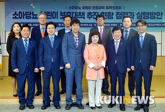 사진설명= (왼쪽 위부터 시계방향으로)김선아 전국보건교사회 부회장, 오한진 을지대학교 교수, 손중관 의계신문 국장, 신충호 대한소아내분비학회장, 김철식 대한당뇨병학회 환자관리위원장, 정병덕 쿠키건강TV 대표, 박병석 더불어민주당 의원, 전혜숙 더불어민주당 의원, 김강훈 한국소아당뇨인협회장, 노웅래 더불어민주당 의원, 김규환 자유한국당 의원이 26일 열린 소아당뇨 어린이 보호대책 정책토론회에 참석했다. 사진= 박효상 기자
