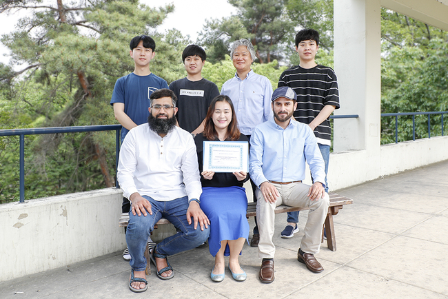 영남대 정보통신공학과 박용완 교수 연구팀이 마이크로소프트 주관 국제 실내 측위 경연대회에서 3위에 올랐다. 사진은 아래 왼쪽부터 무하마드 우스만 알리 씨, 허수정 교수, 아시라프 임란 씨, 위 왼쪽부터 이찬석, 손희동 씨, 박용완 교수, 강민규 씨. 영남대 제공.