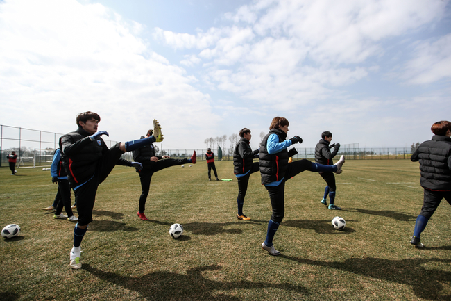 대구FC가 4일 경남 남해로 전지훈련을 떠났다. 사진은 지난 겨울 남해 미조공설운동장에서 훈련을 하고 있는 대구FC 선수들. 대구FC 제공.