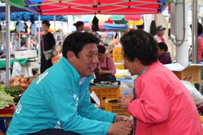 강대식 대구 동구청장 후보가 지난 5일 불로전통시장에서 상인과 이야기를 나누고 있다. 강대식 동구청장 후보 선거사무소 제공