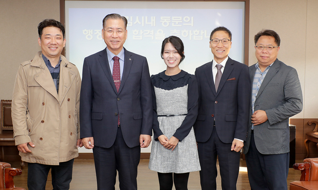 영남대 천마인재학부 출신 김시내(여·26) 씨가 올해 5급 행정고시에 합격했다. 사진은 왼쪽부터 영남대 천마인재학부 박상철 지도교수, 서길수 총장, 김시내 씨, 박태경 천마인재학부장, 이청호 행정실장. 영남대 제공