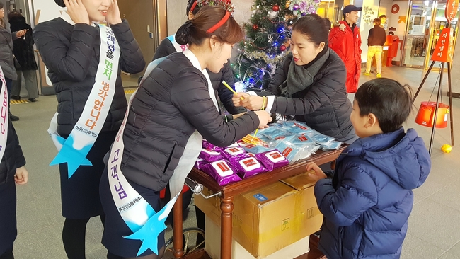 여주(서창방면)휴게소 직원들이 유아동반 고객에게 야광팔찌를 나눠주고 있다. 여주휴게소 제공.
