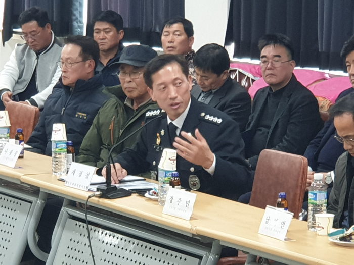채광철 목포해경서장은 14일 신안군 지도읍을 찾아 해양종사자들과 간담회를 가졌다.<사진제공=목포해경>