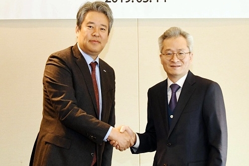 사진설명= 한미약품 우종수 대표이사(우측)와 한국산텐제약 이한웅 대표이사