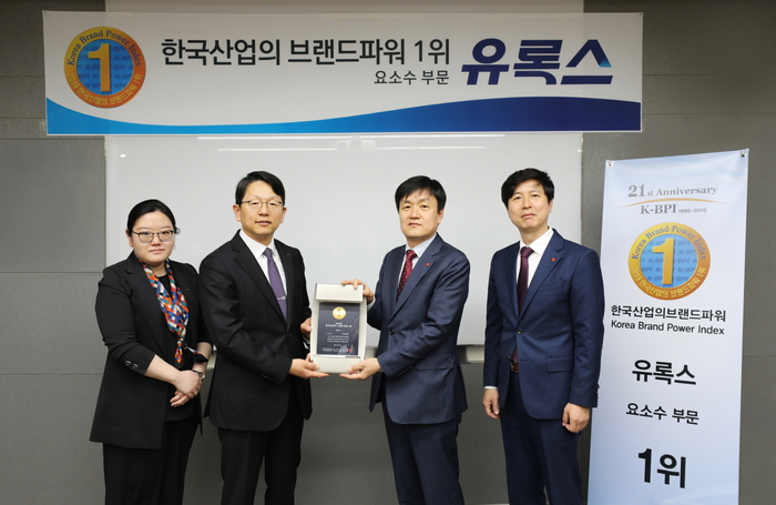 한국산업의 브랜드파워 1위 인증식에 롯데정밀화학 강상호 상무(왼쪽 세번째), 윤희용 상무(왼쪽 네번째)와 한국능률협회컨설팅의 한상록 상무(왼쪽 두번째), 방지현 팀장(왼쪽 첫번째)이 기념촬영을 하고 있다. (사진제공=롯데정밀화학)
