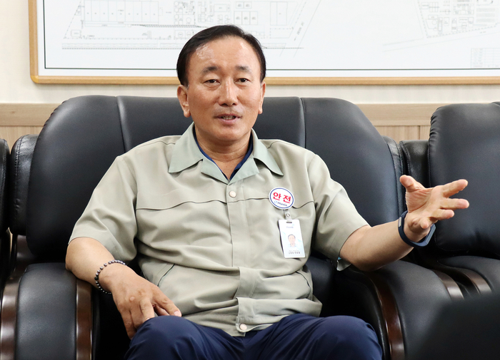 활기찬 모습으로 인터뷰에 응하고 있는 현종철 휴비스 전주 공장장(전무) (사진=휴비스 제공)