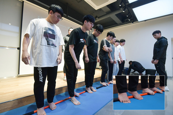 운동의 시작은 마사지봉 위에서 발바닥 마사지 ‘잠이 자동으로 깨네요’