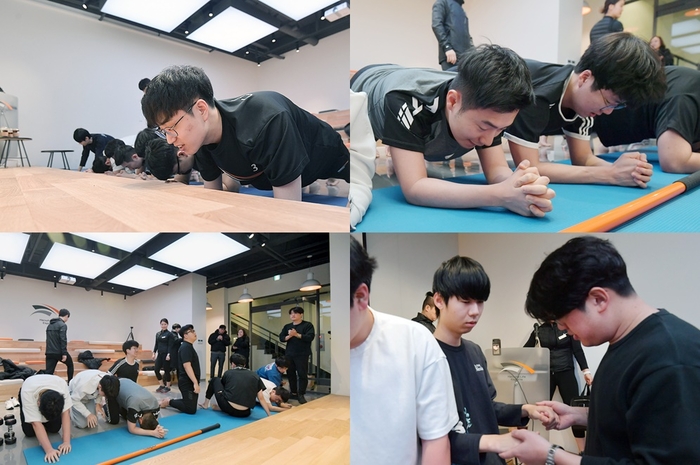 4분여간 지속한 ‘플랭크 업’ 그래도 템트 선수와 정노철(노페) 코치의 표정은 여유롭네요. 뒤늦게 도착한 리핸즈. 이제 본격적으로 땀 좀 빼볼까요?