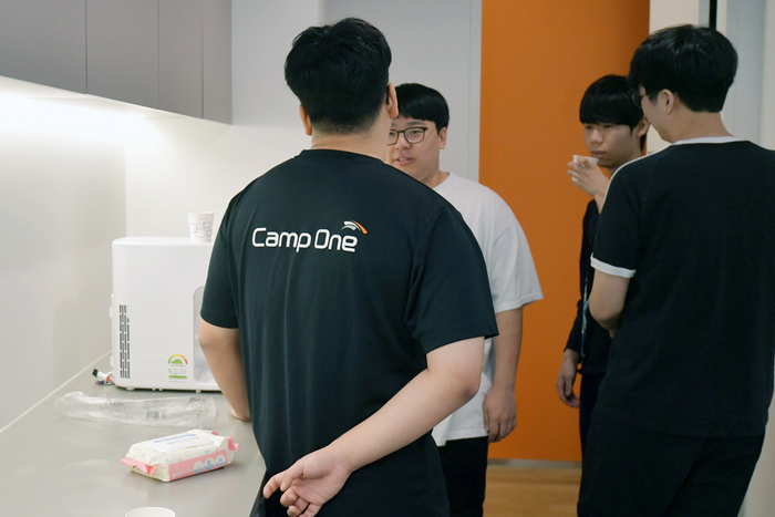 물을 마신다는 핑계로 잠깐의 휴식을 취하는 선수들
