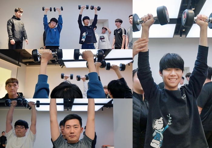 ‘오버헤드프레스’ 미소 지으며 걷고 있지만 사실은 ‘매의 눈’으로 바라보는 트레이너가 무서워서…