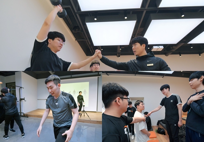 ‘하나-둘-하나-둘’ 큐베 “내 가슴 근육 만져봐”, 리핸즈 “내 가슴을 느껴봐”, 이 때 지친 모습으로 등장한 ‘신스틸러’ 노페 코치