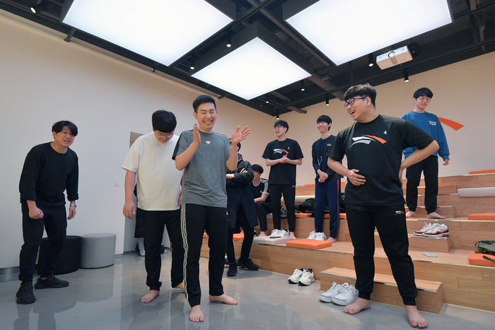 휴식도 서서 하는 선수들. 노페 코치는 여기에서도 ‘신스틸러’