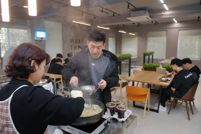 ‘신스틸러’ 노페 코치의 식사 모습으로 마무리합니다. 새해 복 많이 받으세요