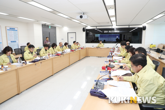 국내 12번째 신종 코로나 바이러스 감염증 확진자가 지난 22일~23일 강원 강릉시를 찾은 것으로 밝혀지자 강릉시청 관계자들이 2일 긴급대책회의를 열고 감염 확산 방지에 모든 행정력을 집중키로 했다.(사진=강릉시청 제공)