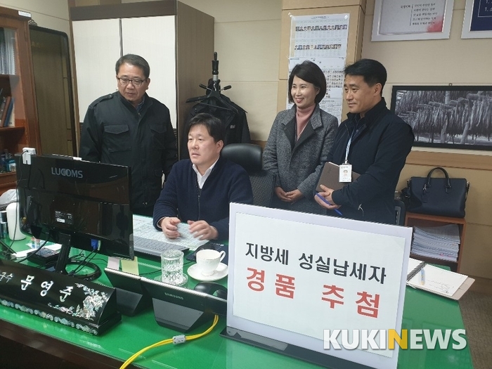문영준 고성군수 권한대행이 지난 29일 부군수 집무실에서 표준지방세정보시스템을 이용해 무작위 전산 추첨 방식으로 성실납세자 50명을 선정하고 있다.