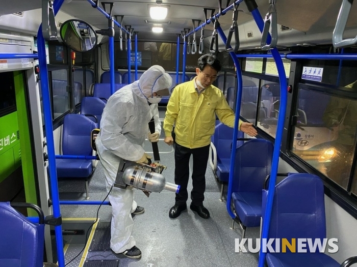 강원 강릉시가 12번째 신종 코로나 바이러스 감염증 확진자(중국·남·관련기사 있음)가 지난 22일~23일 강릉시를 방문했던 것으로 밝혀짐에 따라 2일 대중교통에 대한 긴급 방역을 실시했다.