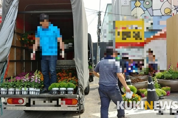 전주시 화훼업계 사장이 직접 배달을 하고 있다.