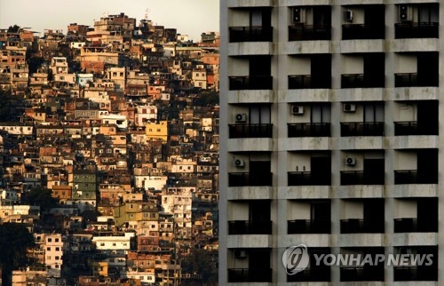 브라질 리우의 건물 뒤로 보이는 빈민촌, 사진=AFP/연합뉴스