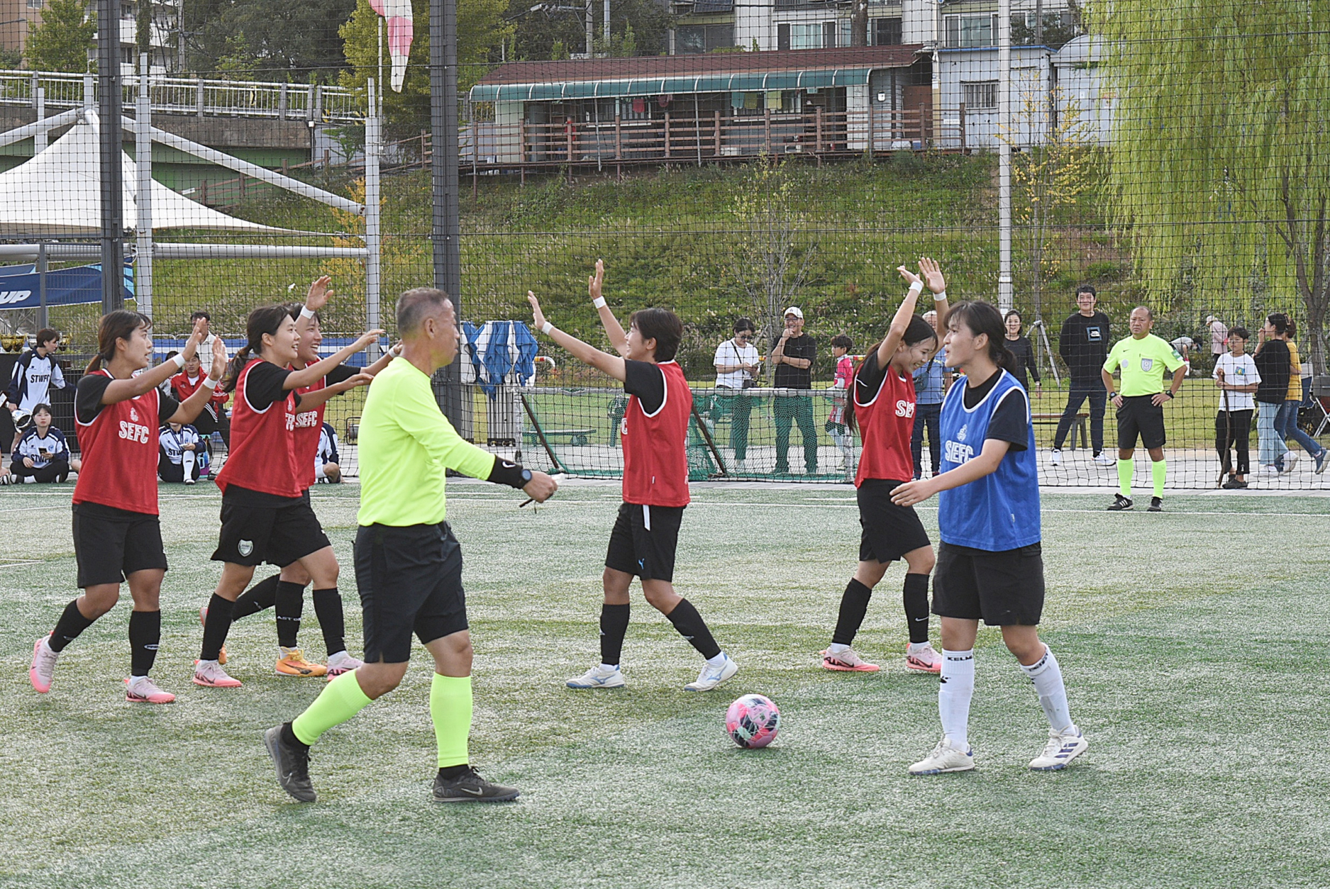 여자 축구 ‘하프타임’ 정상 등극…서울 이랜드 FC ‘2024 레울컵’ [쿠키 현장]