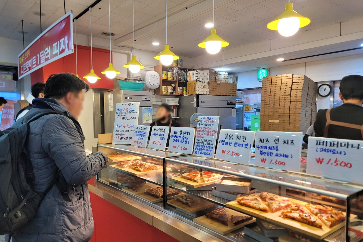 “비싸서 외식 아니면 안 먹죠”…출혈경쟁에도 피자 업계는 고전 중