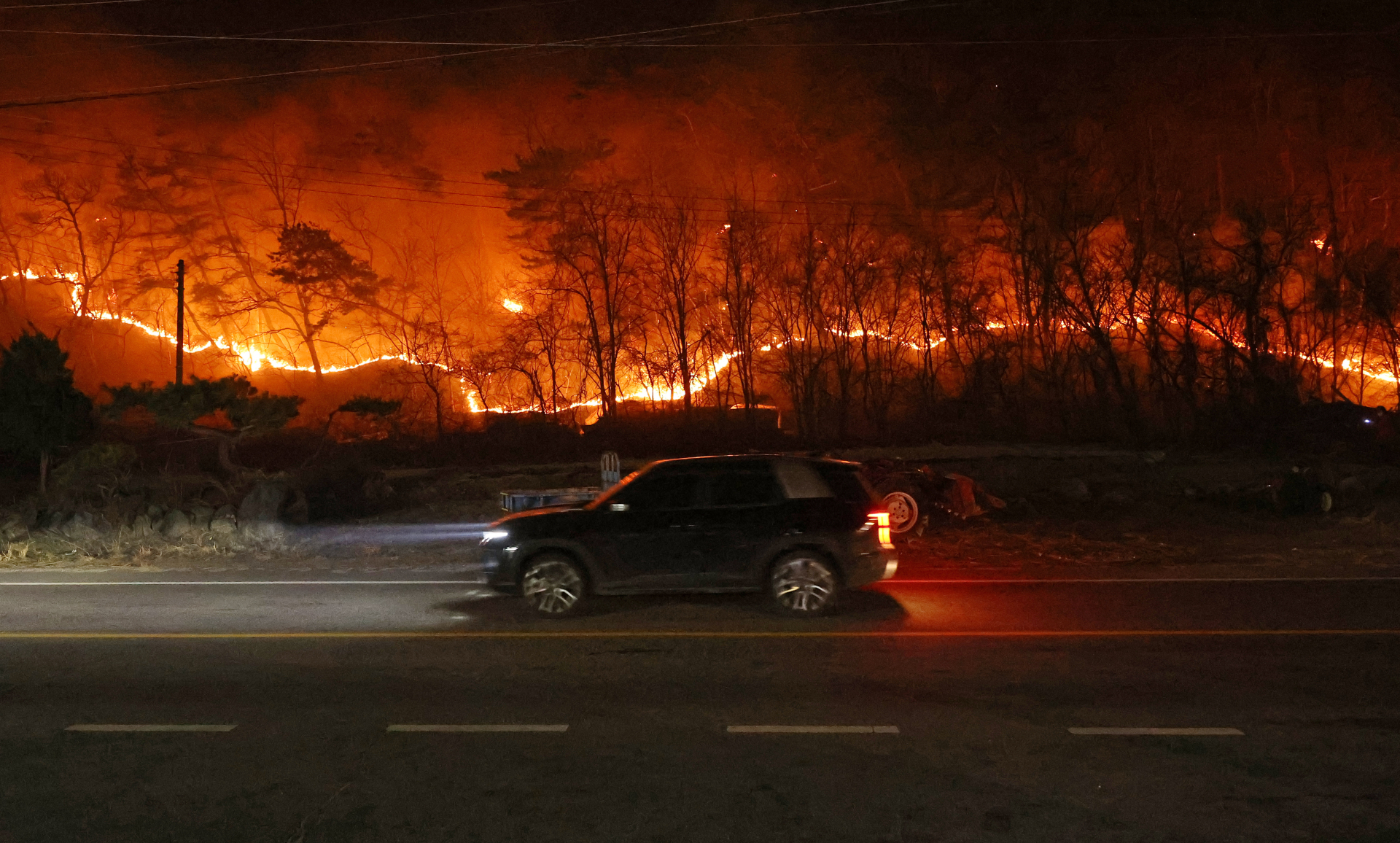 대형 산불로 18명 사망·2만여 명 대피…4곳 불길 여전