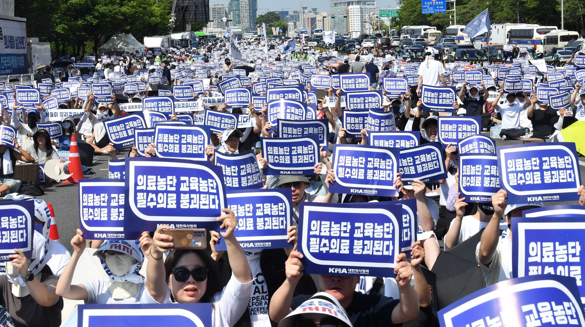 尹 파면에 반격 나선 의사들…“대치 아닌 협치해야”