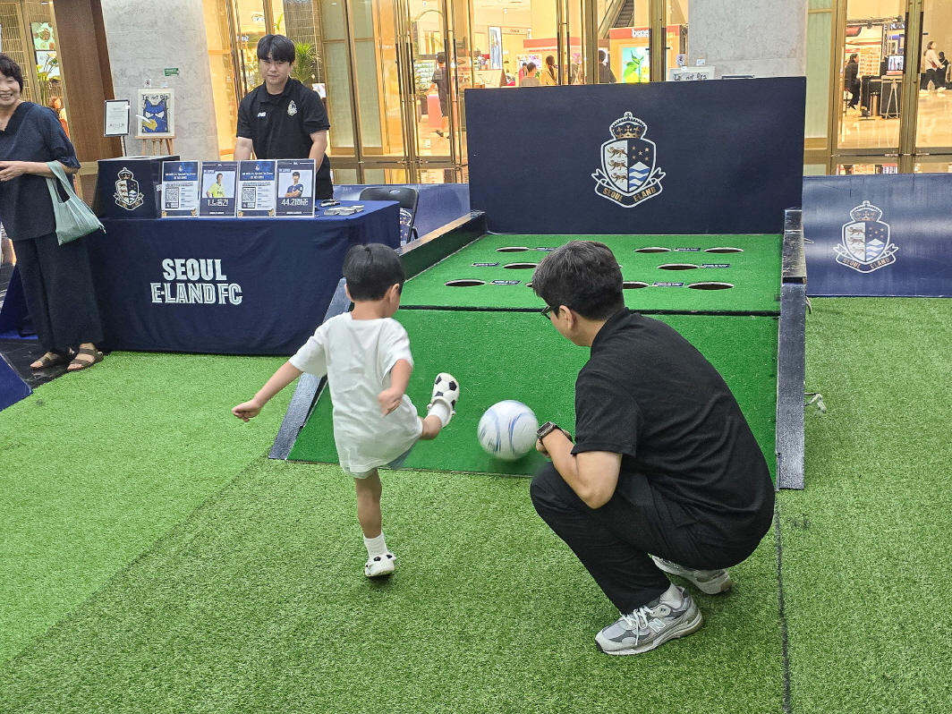 ‘팬사인회·축구 체험·전시까지’…서울 이랜드, ‘팬 프렌들리 클럽’ 입증