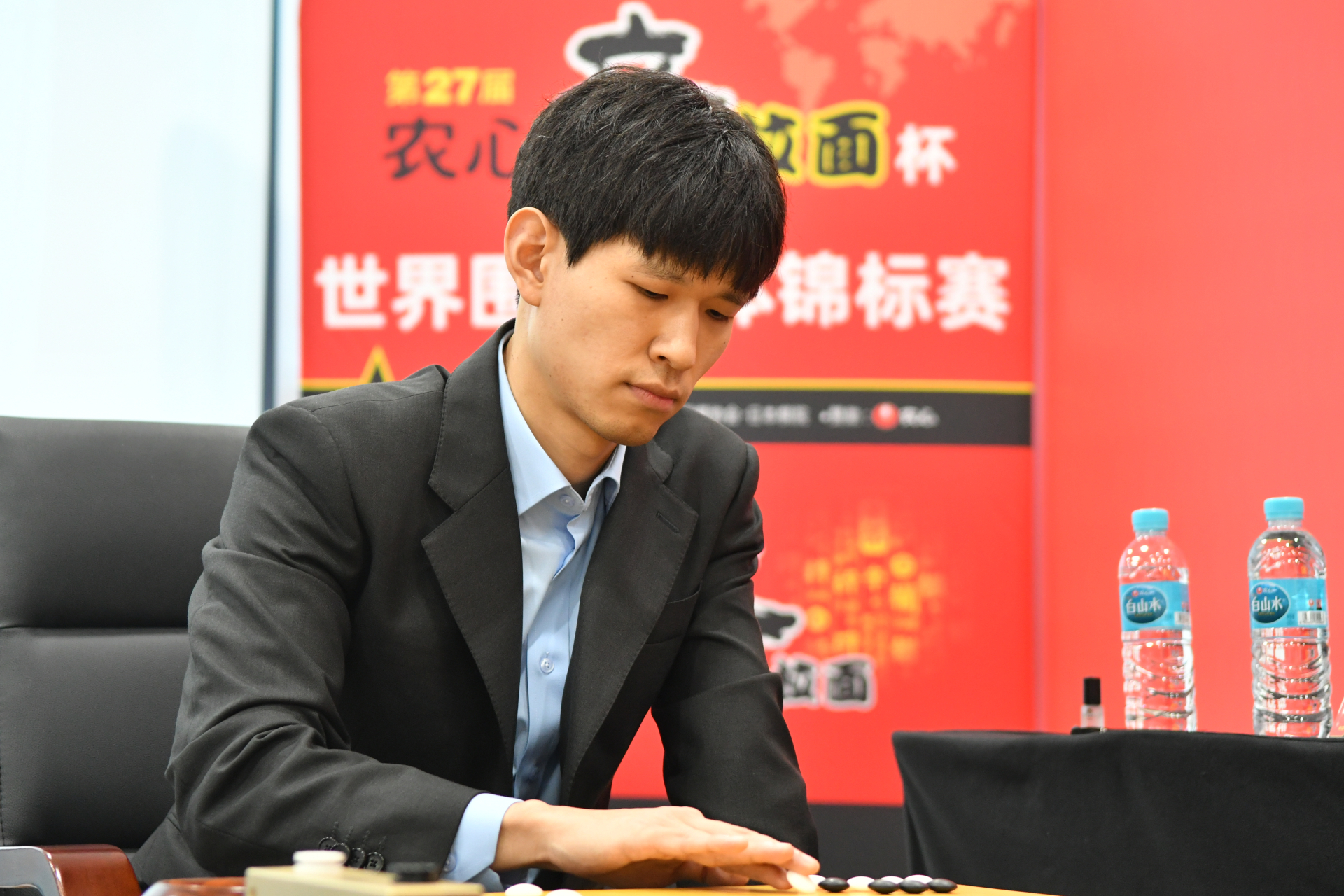 “신진서 연승 기회 없다”…한국 선봉 이지현, 4년 만의 ‘바둑 삼국지’ 개막전 승리