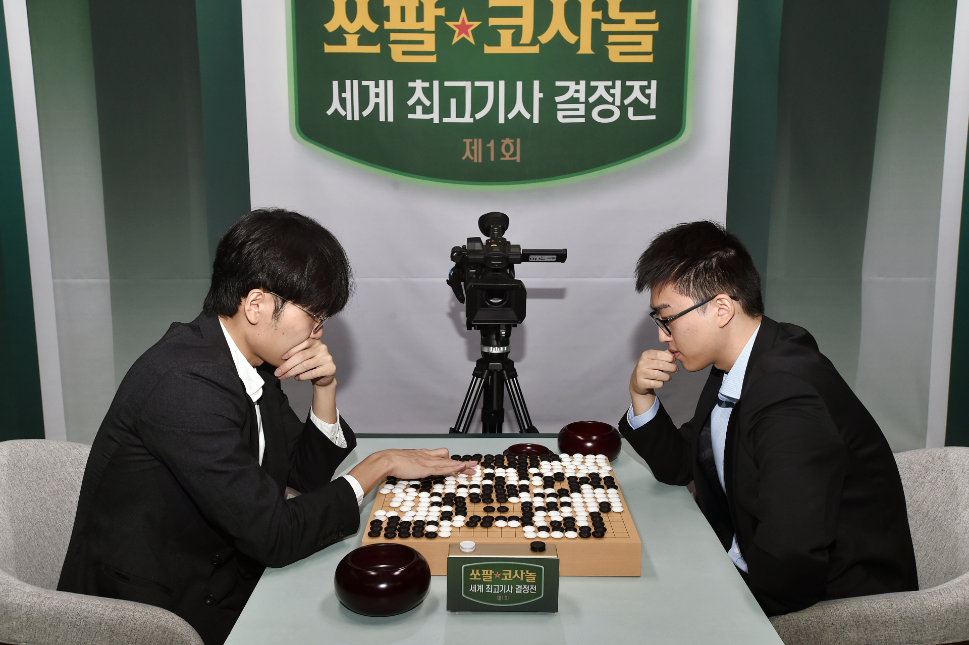 ‘야속한 반집’…신진서, 쏘팔코사놀 결승 1국서 투샤오위에 석패 [바둑]