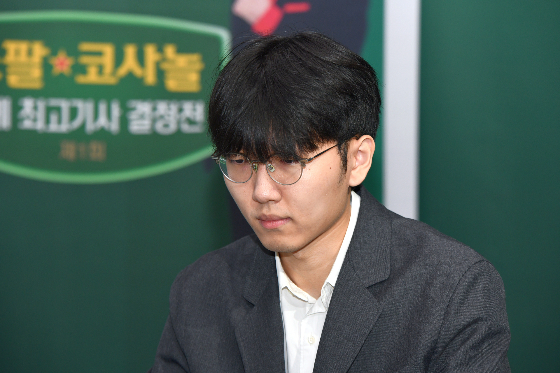 ‘바둑 황제’ 신진서, 쏘팔코사놀 결승 2국서 투샤오위에 완승