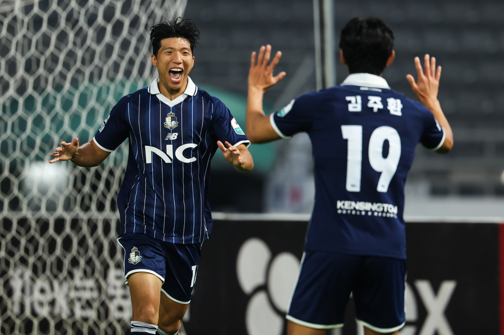 ‘변경준·박창환 멀티골’…서울 이랜드, 충남아산 완파하고 5위 수성 [K리그2]