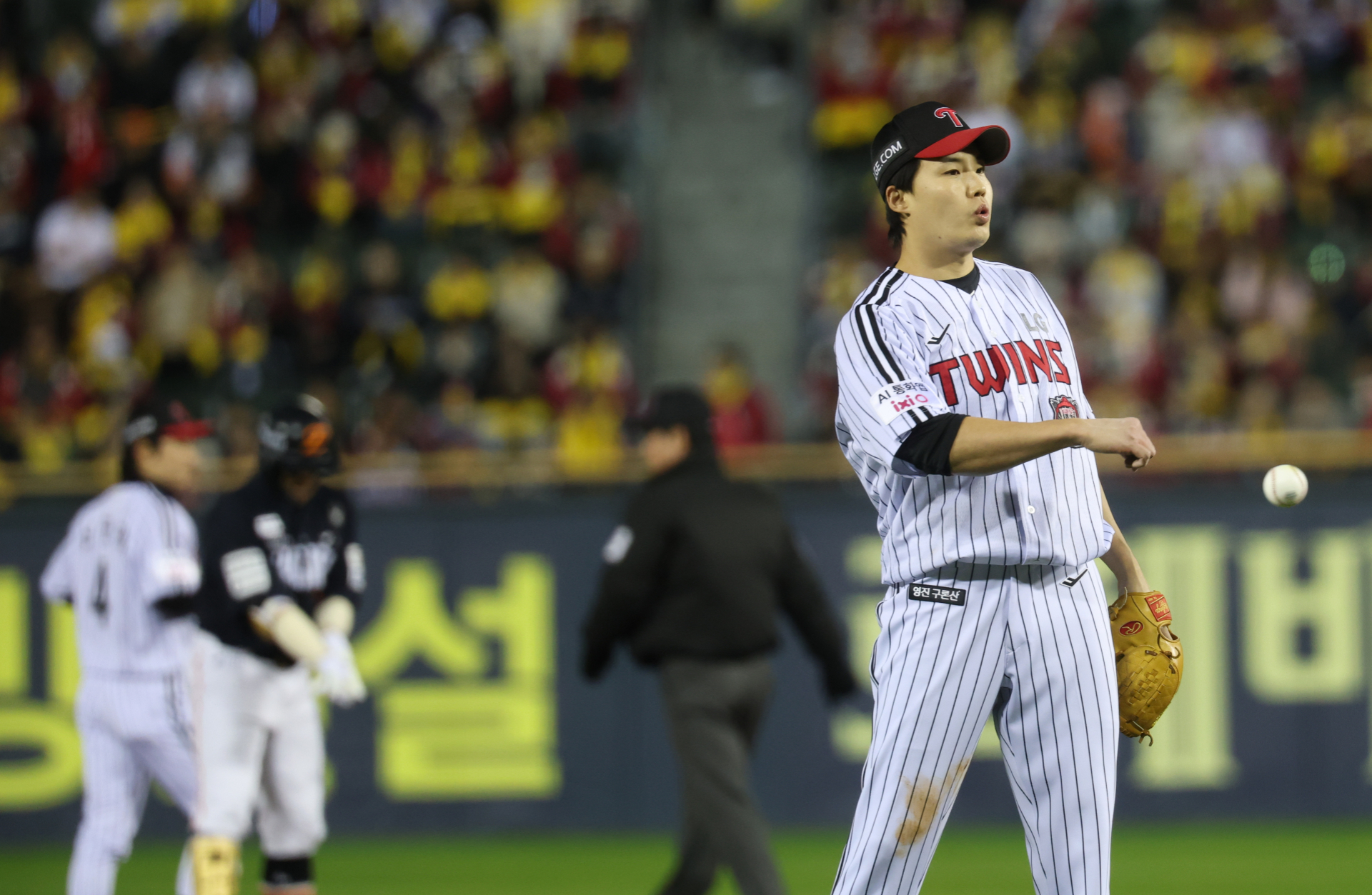 7점 지원받고도 무너진 임찬규, 3.1이닝 5실점 조기 강판 [KS2]