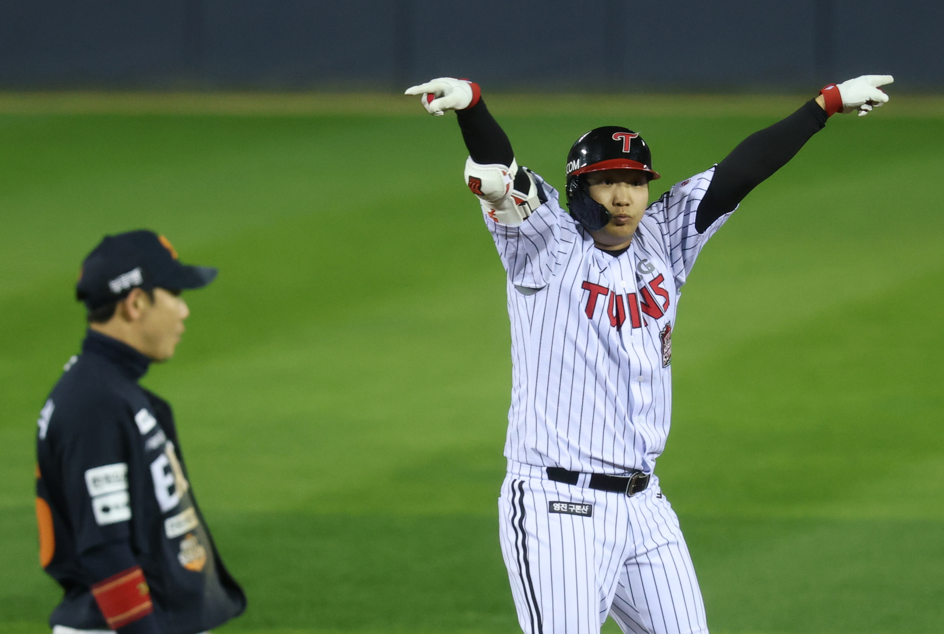 류현진 충격의 7실점…‘문보경 5타점’ LG, 한화 13-5 꺾고 2연승 [KS2]